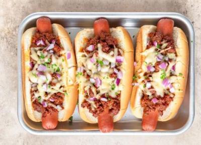 ساندویچ هات داگ با پنیر گودا و سس گوشت ساندویچ هات داگ با پنیر گودا و سس گوشت